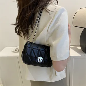 Petit sac à bandoulière noir matelassé avec chaîne argentée et fermoir rotatif