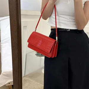 Borsa a tracolla rossa a pieghe con finitura lucida e dettagli in metallo dorato chic