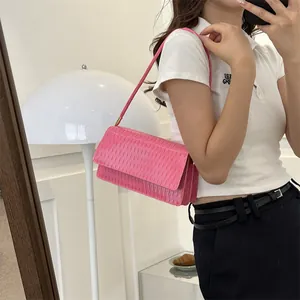 Borsa baguette rosa con trama pieghettata, dettagli dorati e tracolla sottile chic
