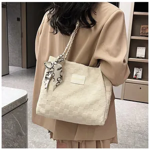 Détail du sac cabas blanc cassé avec motif quadrillé et anse élégante en foulard de soie