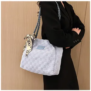 Gros plan sur le sac cabas tissé bleu clair avec détail de foulard en soie vintage