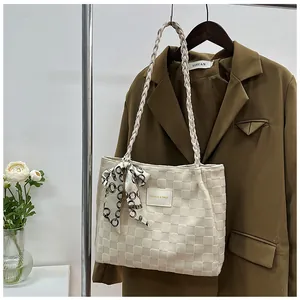 Détail du sac cabas crème à damier avec sangle tissée et accessoire foulard en soie
