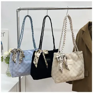 Détails de sacs fourre-tout avec anses tressées et foulards en soie colorés
