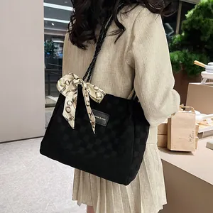 Grand sac cabas rétro à carreaux noirs avec foulard en soie et bandoulière tressée