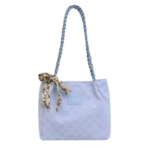 Sac fourre-tout texturé violet clair avec bandoulière tissée et foulard en soie décoratif