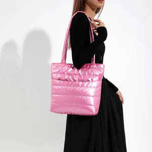 Sac cabas matelassé rose métallisé pour femmes avec grand design d'épaule et style moderne