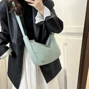 Sac bandoulière en velours côtelé vert clair avec large sangle pour femme