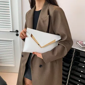 Pochette enveloppe blanche minimaliste avec métal en V doré et surpiqûres chevron
