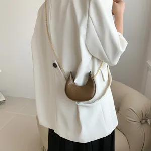 Retro brown crescent shoulder bag with crocodile pattern and elegant gold chain strap