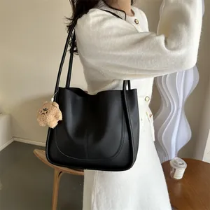 Sac fourre-tout noir chic en cuir synthétique avec un mignon ours en peluche marron