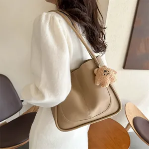 Sac fourre-tout tendance en cuir kaki pour femme avec un joli charm d'ours en peluche
