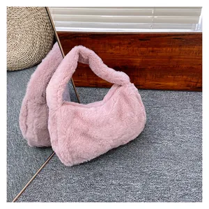 Détail d'un sac à main en peluche rose clair avec une fermeture éclair fluide