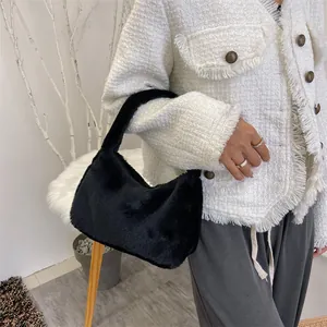 Sac hobo minimaliste en peluche noire avec une forme de croissant pour l'hiver