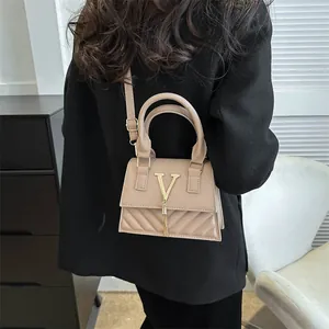 Sac bandoulière matelassé beige chic avec logo V doré et pompon pour femmes
