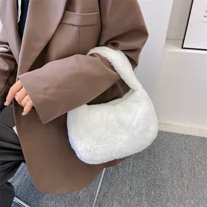 Sac à main minimaliste en fausse fourrure blanche pour femme avec texture douce et élégante