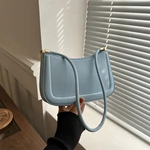 Sac Sous le Bras en Cuir PU Minimaliste pour Femme Couleur Unie Bandoulière Avec Accents Dorés Sac Hobo Décontracté Chic