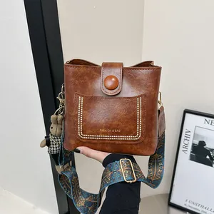 Women Vintage PU Leather Bucket Bag Solid Color Casual Shoulder Bag With Wide Strap And Plush Charm Rivet Commuter Bag