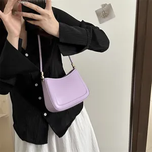 Sac sous le bras minimaliste en cuir lavande avec des détails dorés élégants
