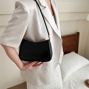 Sac sous le bras chic en cuir noir avec détails dorés et fine bandoulière