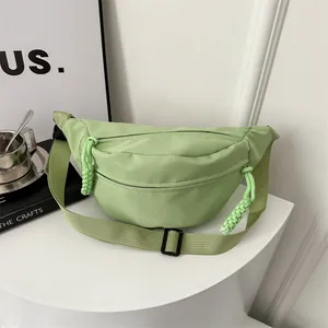 Hellgrüne minimalistische Nylon-Gürteltasche mit Doppelreißverschluss und breitem Gurt