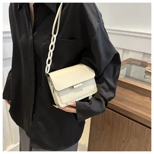 Elegante borsa a tracolla beige con dettagli trapuntati indossata da una modella