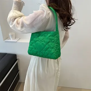 Sac fourre-tout matelassé vert vif à motif cœur pour femme avec bandoulière rembourrée 2024