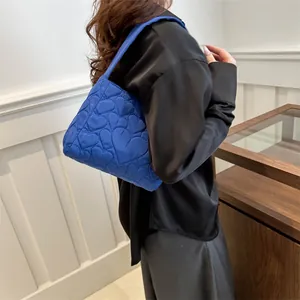 Sac fourre-tout matelassé bleu vif pour femmes avec motif de cœurs élégant