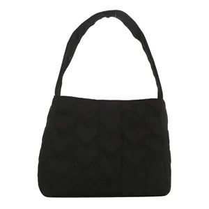 Sac fourre-tout noir minimaliste avec motif cœur matelassé et bandoulière souple