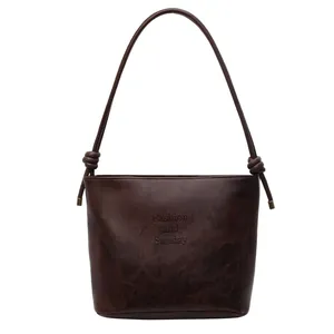 Sac seau minimaliste grande capacité en cuir PU marron foncé avec bandoulière réglable