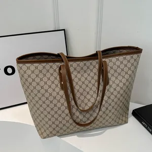 Klassische Shopper-Tasche mit Vintage-Monogramm und braunen Ledergriffen in schickem Design