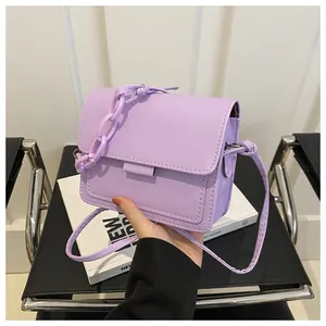 Dettaglio borsa a tracolla lavanda in ecopelle con catena decorativa e cuciture a vista