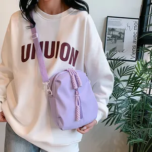 Minibolso bandolera lavanda con tiradores trenzados y correa ancha de nailon
