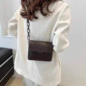 Borsa a tracolla in pelle marrone scuro con cinturino a catena e design vintage flap