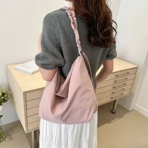 Sac fourre-tout en nylon rose avec bandoulière élastique à volants et grande capacité