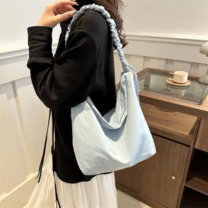 Sac fourre-tout bleu clair grande capacité avec bandoulière scrunchie tendance