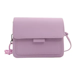 Borsa a tracolla minimalista viola lavanda con trama in pelle e catena decorativa