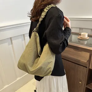 Sac à bandoulière vert clair avec grande capacité, sangle froncée et texture naturelle