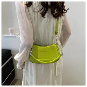 Détail du sac sous l'aisselle vert néon avec chaîne argentée et logo Fashion & Bags