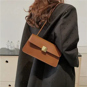 Sac à bandoulière en cuir marron minimaliste avec boucle dorée et bandoulière