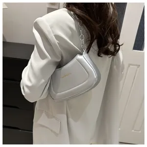 Détail du sac hobo argenté métallisé avec bandoulière chaîne et logo textuel tendance