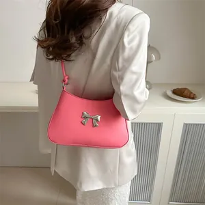 Borsa a spalla rosa chic con fiocco metallico argento ed elegante catena per donna