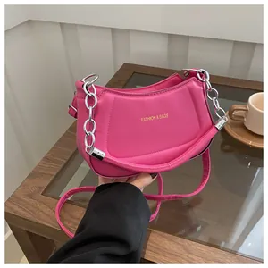 Détail du sac en cuir PU rose avec poignée en chaîne argentée et lettrage doré