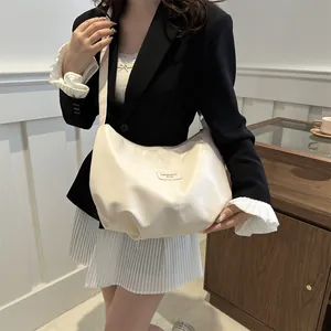 Sac hobo minimaliste en cuir souple crème pour femme, style décontracté et élégant