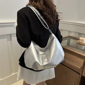 Sac hobo minimaliste argenté métallisé avec large bandoulière pour femmes chic