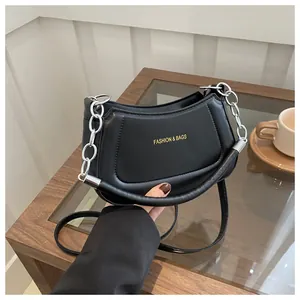 Détail du sac demi-lune noir avec chaîne argentée et inscription Fashion & Bags