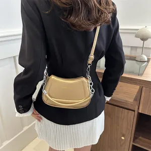 Sac bandoulière en forme de croissant doré avec chaîne et sangle réglable