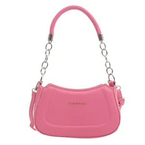 Sac à main demi-lune rose en similicuir avec chaîne argentée et lettrage doré chic