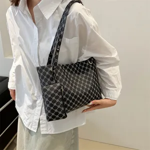 Klassisches schwarz-weißes Totebag-Set mit geometrischem Muster und passender Tasche
