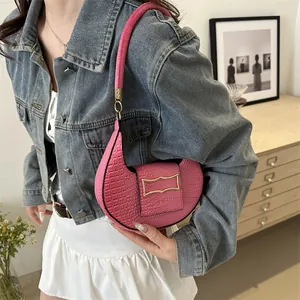 Sac hobo rose en simili cuir à motif crocodile avec boucle en métal doré élégant
