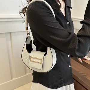 Sac à bandoulière blanc forme lune avec motif crocodile et boucle métallique dorée